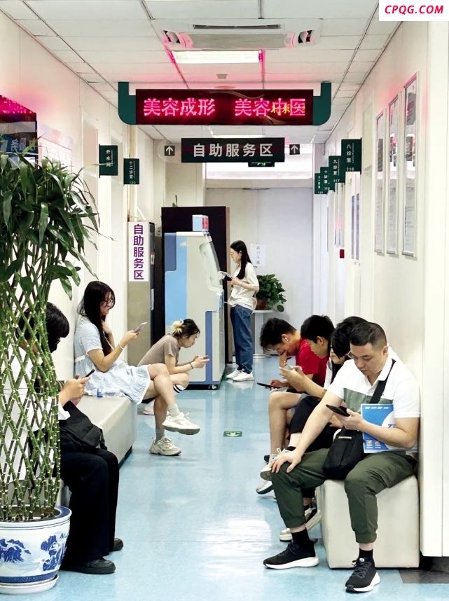 高考后学生挤爆整形科