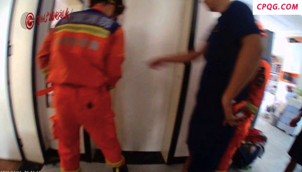 女童锁门酣睡不醒急坏家长 消防破门后发现虚惊一场