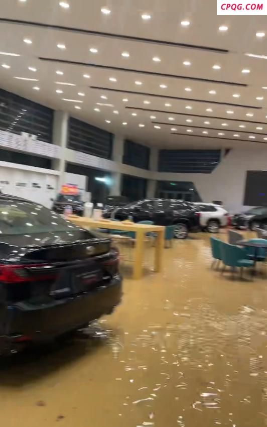 当地回应肇庆暴雨城区被淹 救援与清淤工作进行中