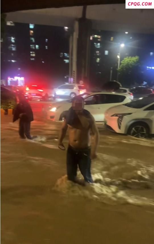 当地回应肇庆暴雨城区被淹 救援与清淤工作进行中