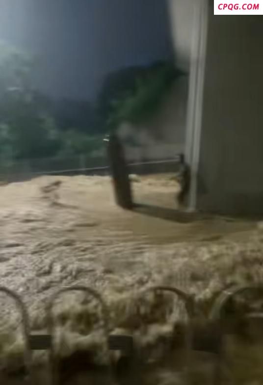 当地回应肇庆暴雨城区被淹 救援与清淤工作进行中
