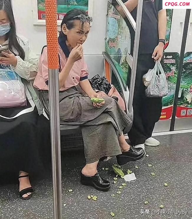 女子地铁内吃莲蓬吃完还随手丢垃圾