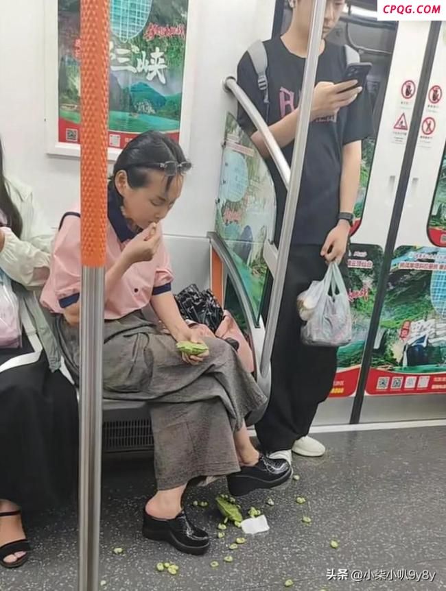 女子地铁内吃莲蓬吃完还随手丢垃圾 嚣张行为引热议