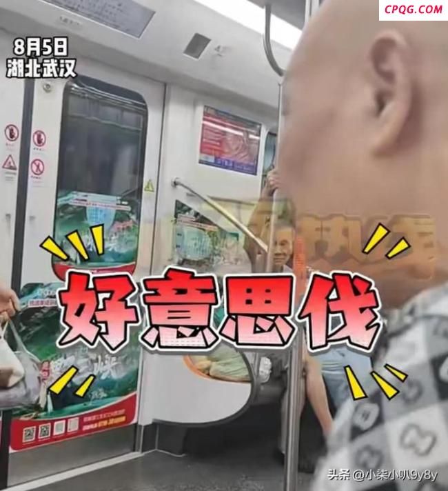 女子地铁内吃莲蓬吃完还随手丢垃圾 嚣张行为引热议