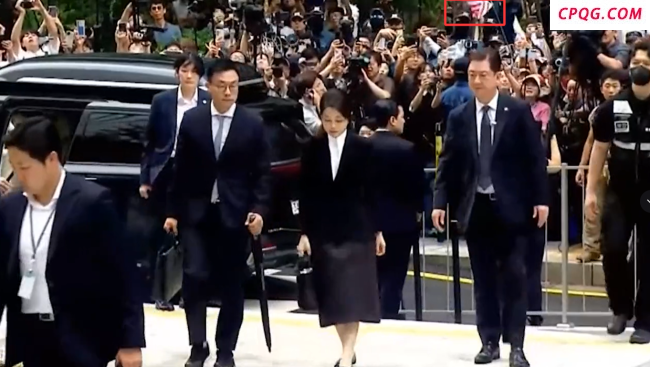 金建希回家时粉丝举美国国旗迎接，金建希首次接受特检组调查 当场向国民致歉