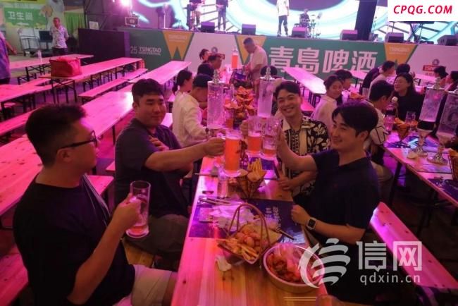万名韩国游客游青岛 啤酒节促中韩文化交流