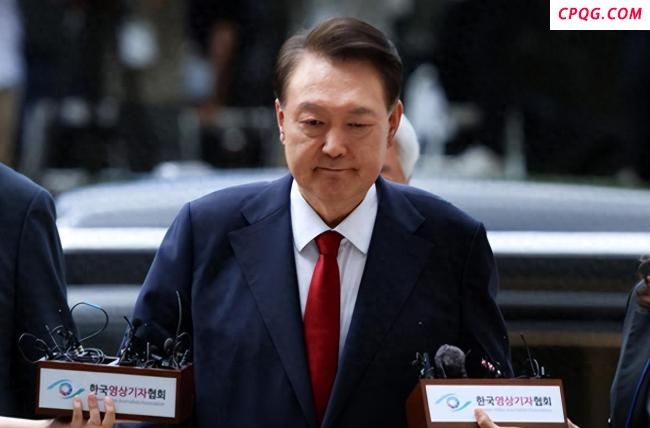 尹锡悦拒捕过程：被连人带椅子抬起