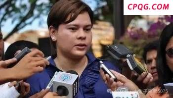 实拍俄军躺在战壕掩体内看CS比赛