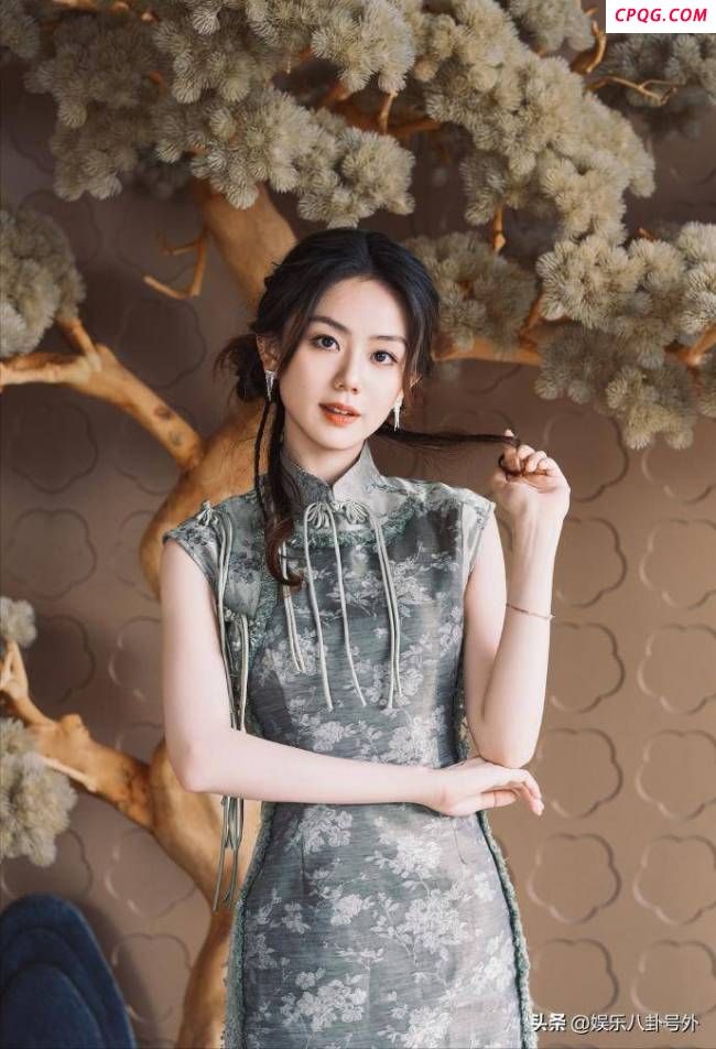 许嵩冯禧手拉手逛街 低调恋情曝光