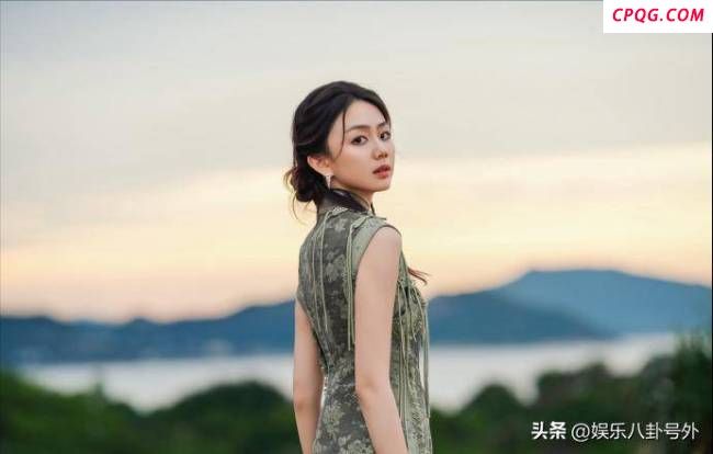 许嵩冯禧手拉手逛街 低调恋情曝光