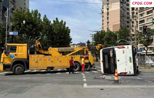 上海一公交与土方车相撞侧翻3人送医 事故现场已处理完毕