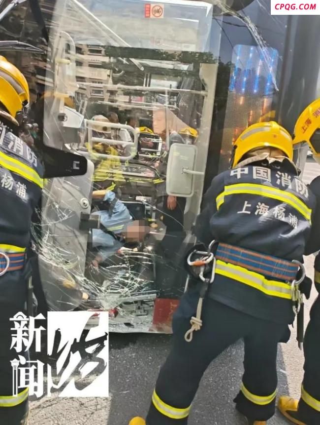 上海一公交与土方车相撞侧翻3人送医 事故现场已处理完毕