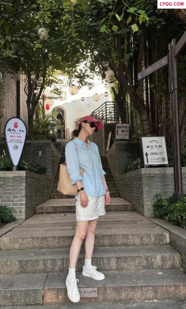 蒋欣穿了7年前的衬衫 从紧绷到oversize的蜕变