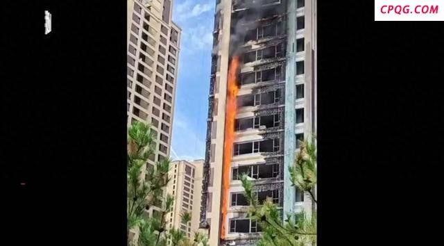 太原一楼体外侧起火 明火已经扑灭