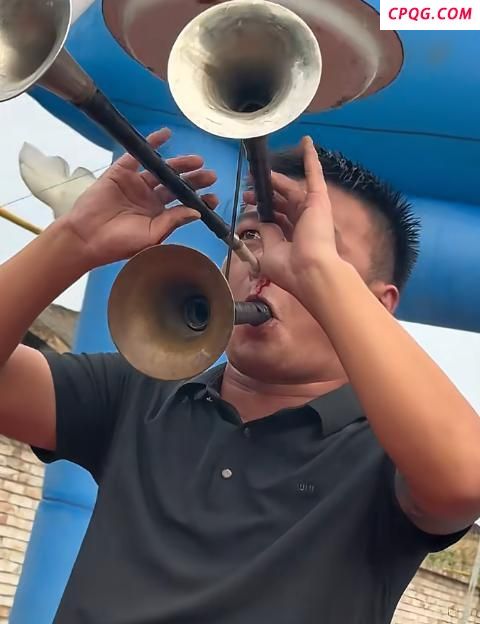 男子口鼻同时吹3唢呐吹到流鼻血