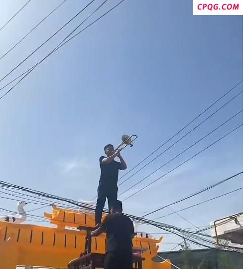 男子口鼻同时吹3唢呐吹到流鼻血 技艺与辛酸背后的坚持