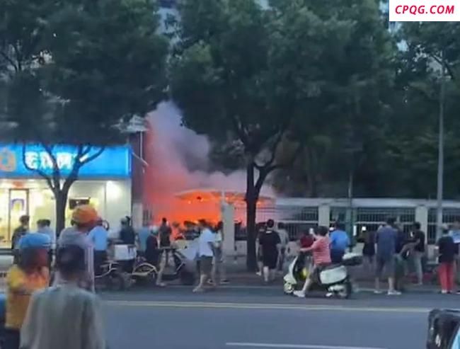 上海一小区室外非机动车停车区起火 多车受损幸无伤亡