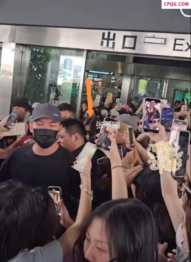 张予曦回应机场拥挤摔倒事件