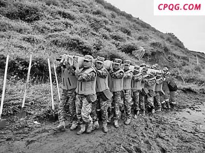 甘肃榆中受灾群众徒步求援 消防救助 全力搜救失联人员