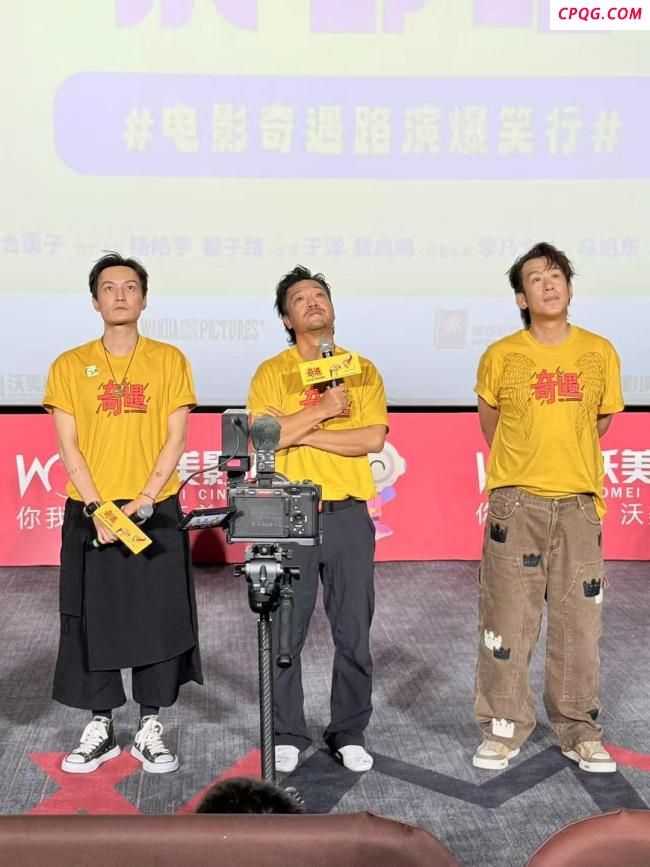 瘦了的贾冰强压嘴角秀肌肉