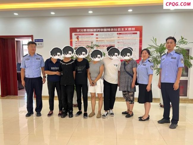 少年骑共享电车驮长椅载仨同伴被约谈 危险骑行引关注