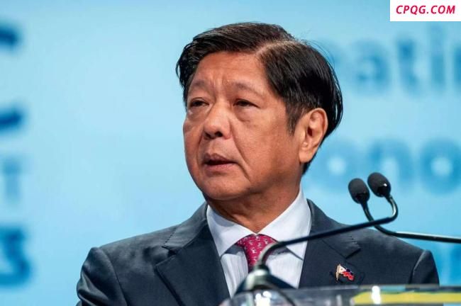 菲船闯黄岩岛挑衅，中方海警海军齐出手：夹击 水炮，大快人心！