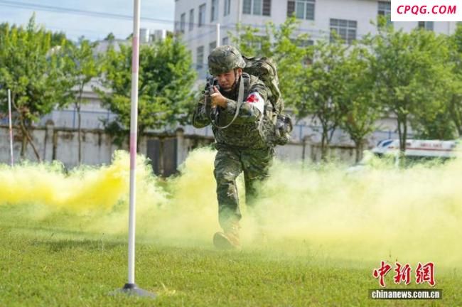 百余名武警官兵手持枪刺突刺迅猛