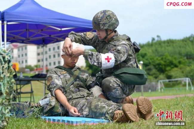 百余名武警官兵手持枪刺突刺迅猛 赛场角逐激烈