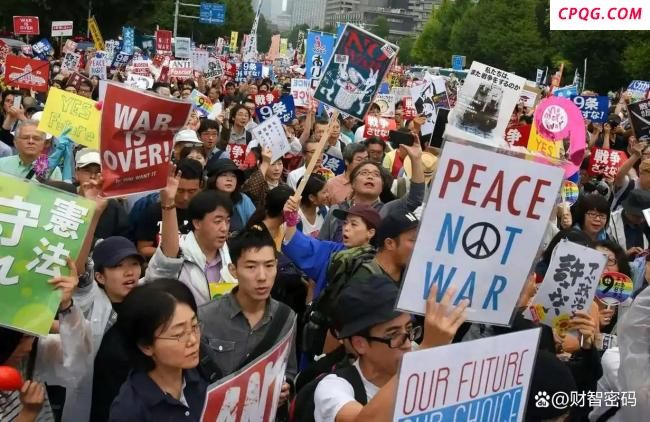 日本民众冒雨上街高喊口号：反对靖国神社！反对战争！