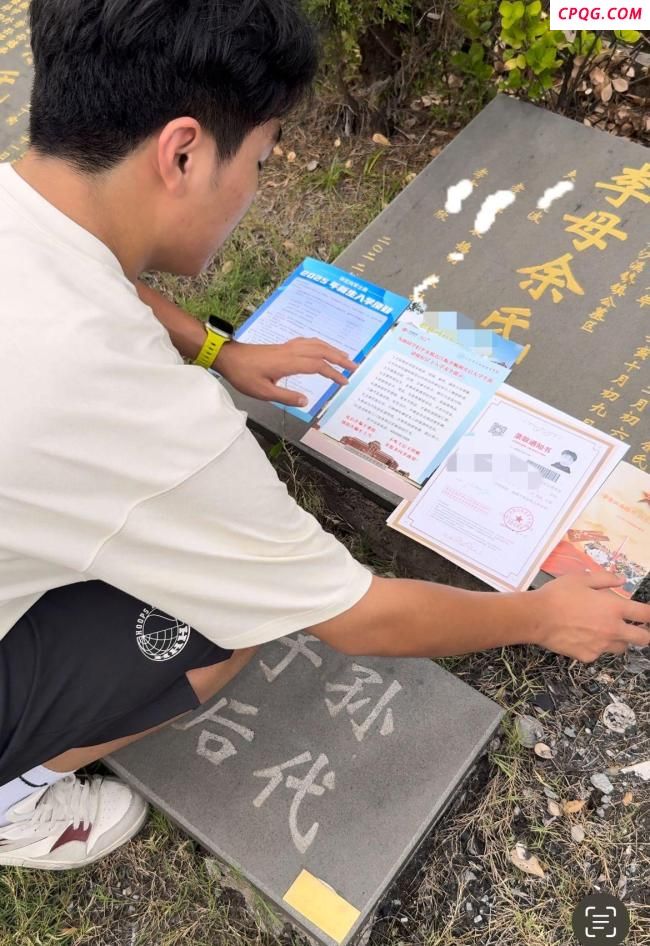 带妈妈照片进考场少年收到通知书