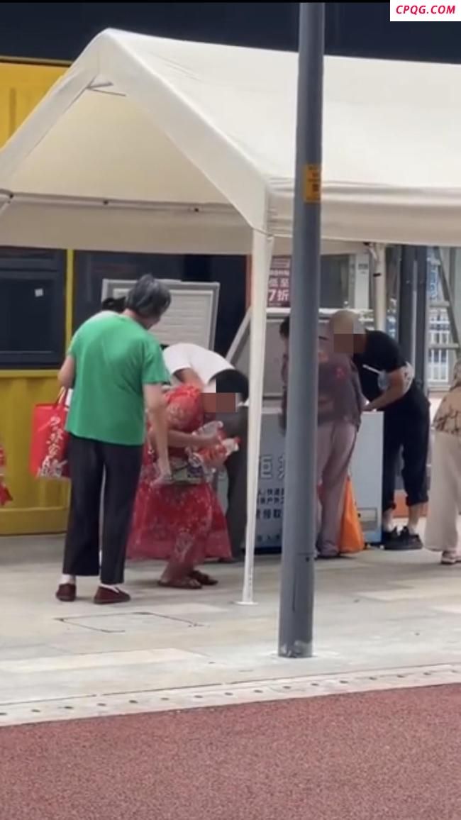 重庆一爱心冰柜遭哄抢