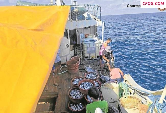 菲律宾出动多艘海警舰船 黄岩岛对峙失败