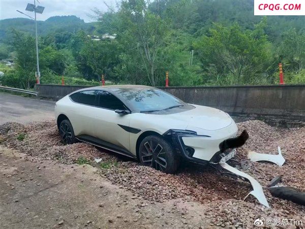 阿维塔12高速开辅助驾驶，误入大车避险车道致前脸被撞烂 辅助驾驶需谨慎监管