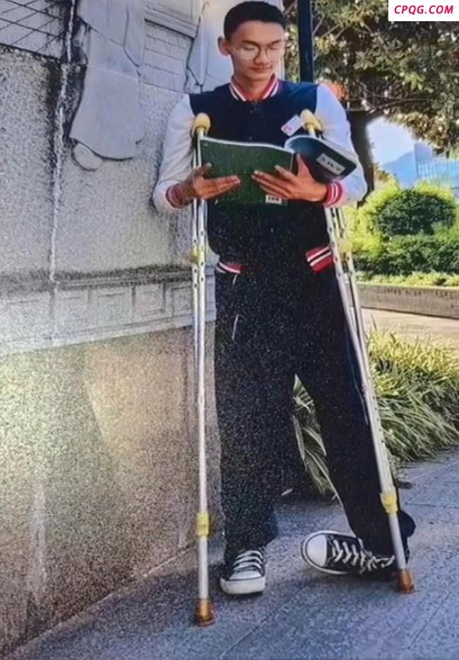 凉山“拄拐少年”录取书送达时已离世