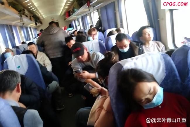 媒体评女子列车霸座被拘留 无座票霸座引众怒