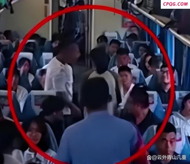 媒体评女子列车霸座被拘留 无座票霸座引众怒