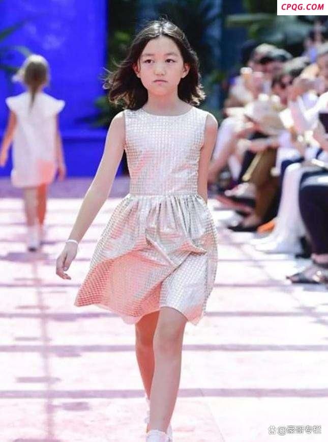 王菲女儿李嫣吸电子烟被拍 公众人物行为引热议