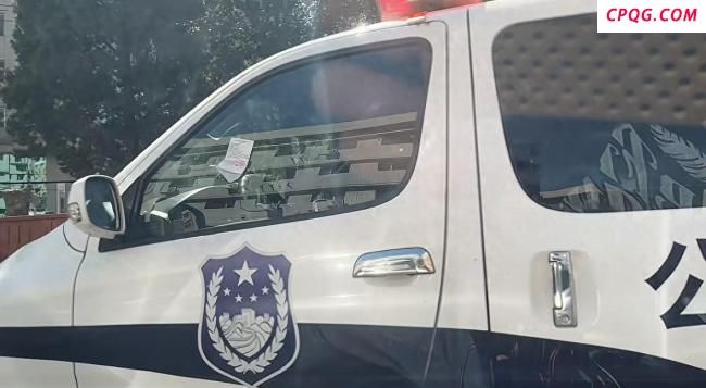 交警给违停在路边的公安警用汽车贴罚单 执法一视同仁