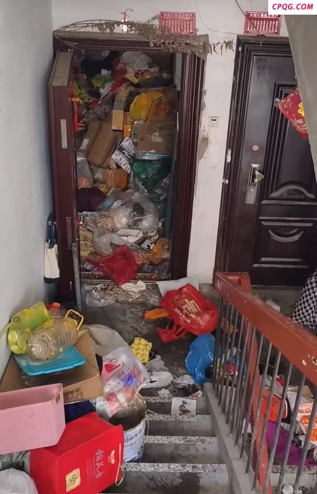 房门被巨量垃圾堵住 社区：老人捡的
