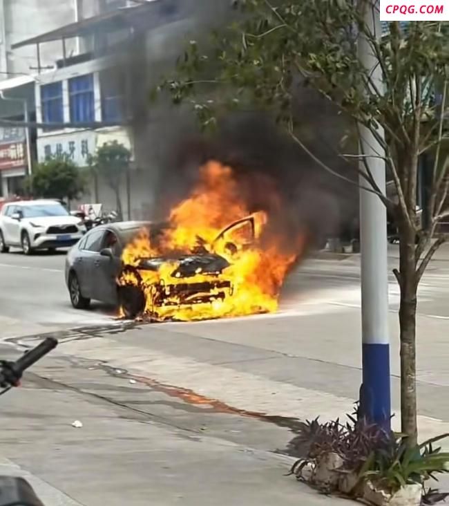 小车行驶途中冒烟起火烧成空壳 无人员伤亡