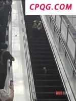 新疆独库公路北段遭遇泥石流 交通中断抢险中