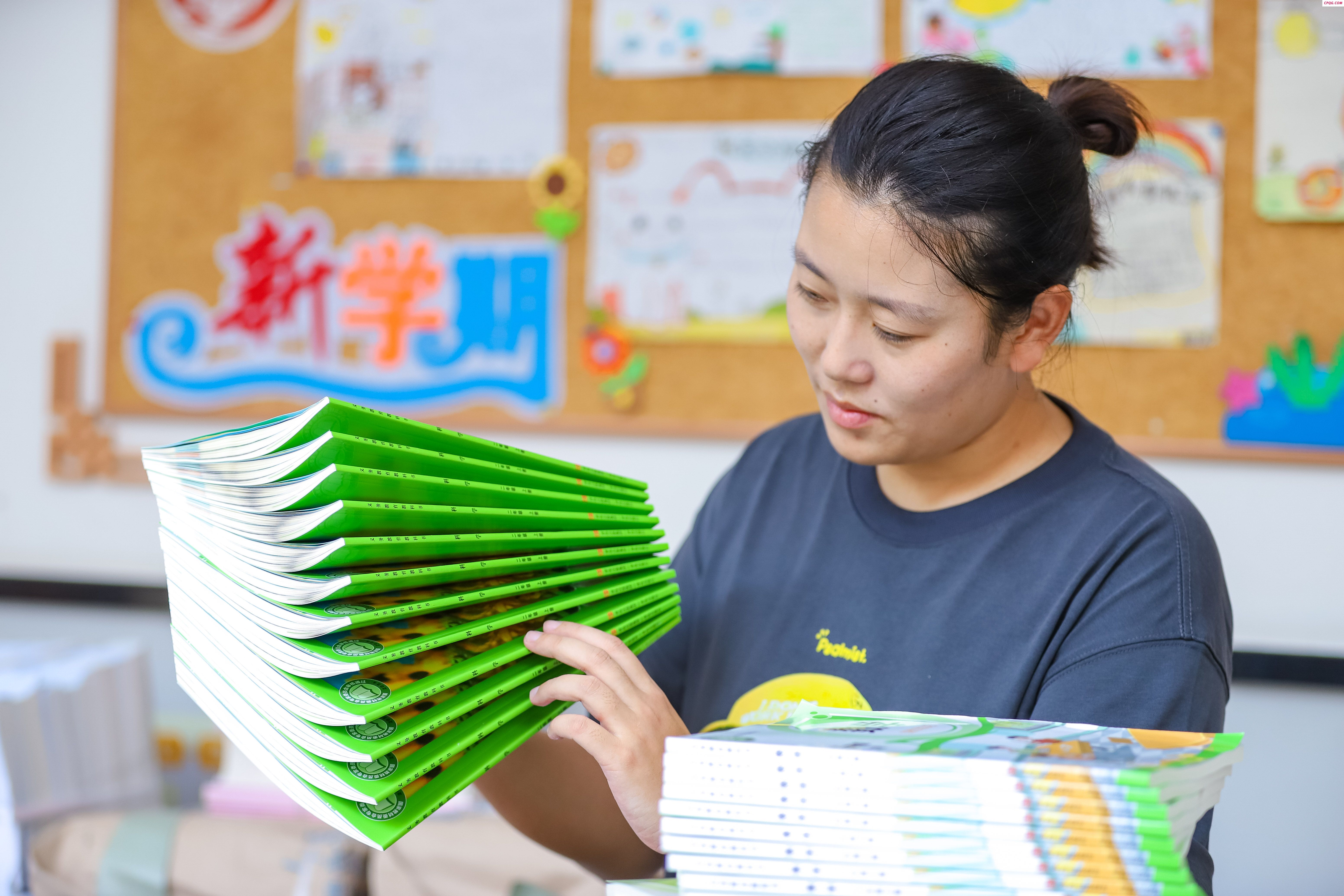 山东青岛：接收新教材 迎接新学期