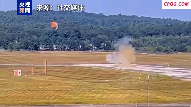 惊险一刻：F-15战机滑行时后座人员弹射“升空”
