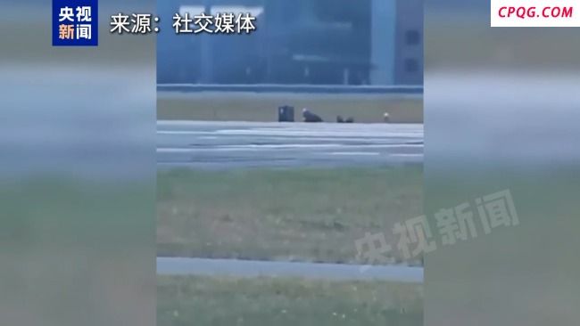 惊险一刻：F-15战机滑行时后座人员弹射“升空”