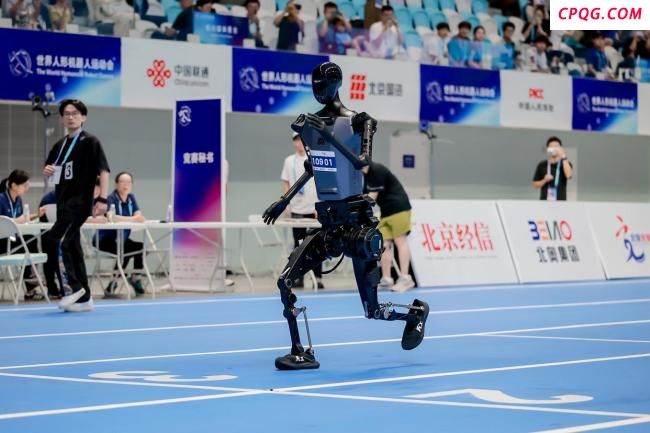 天工机器人100米短跑夺冠
