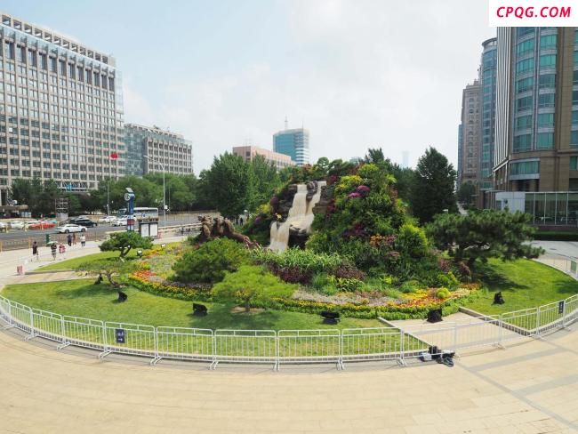 纪念抗战胜利80周年主题花坛亮相北京 吸引游客打卡拍照