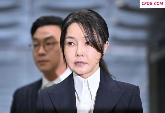 金建希穿便服戴手铐出席特检调查