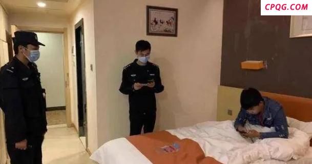 情侣酒店熟睡突遭男子刷卡进入 反锁成摆设