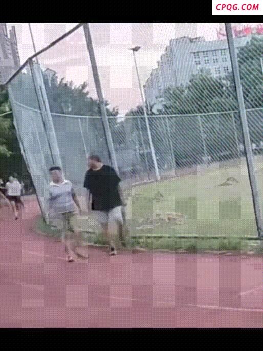 老人故意肘击学生或涉嫌犯罪