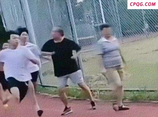 老人故意肘击学生或涉嫌犯罪 公共空间冲突引热议